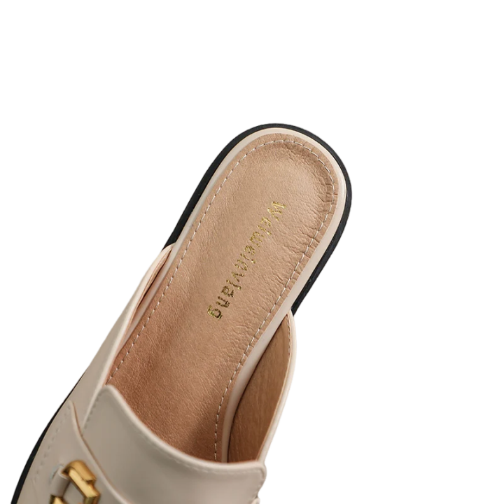 sapato feminino mule Sapato feminino fechado na frente e aberto atrás, o mule de couro com bico quadrado e acabamento ultra premium transita entre o conforto, a versatilidade e a elegância atemporal. Um clássico contemporâneo, que se adapta a todos os momentos e ocasiões da sua vida. 