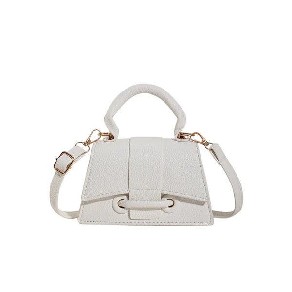 A bolsa feminina pequena mini bag shoulder de ombro tiracolo preto pink rosê off white marrom é a companheira perfeita. Comporta objetos essenciais, possui alça ajustável e suas cores vibrantes e  acabamento premium garantem um estilo único. 