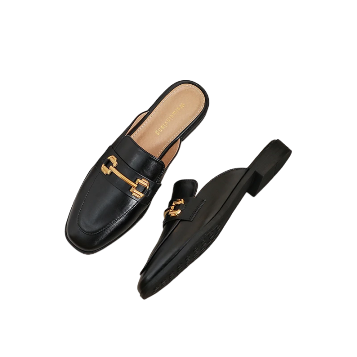 sapato feminino mule Sapato feminino fechado na frente e aberto atrás, o mule de couro com bico quadrado e acabamento ultra premium transita entre o conforto, a versatilidade e a elegância atemporal. Um clássico contemporâneo, que se adapta a todos os momentos e ocasiões da sua vida. 