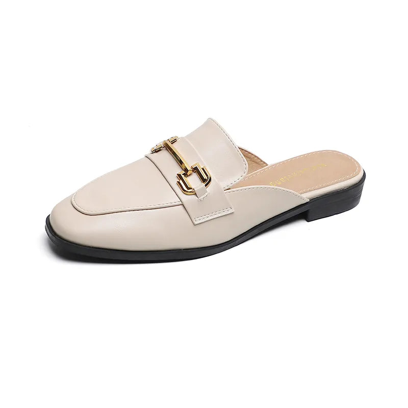 sapato feminino mule Sapato feminino fechado na frente e aberto atrás, o mule de couro com bico quadrado e acabamento ultra premium transita entre o conforto, a versatilidade e a elegância atemporal. Um clássico contemporâneo, que se adapta a todos os momentos e ocasiões da sua vida. 