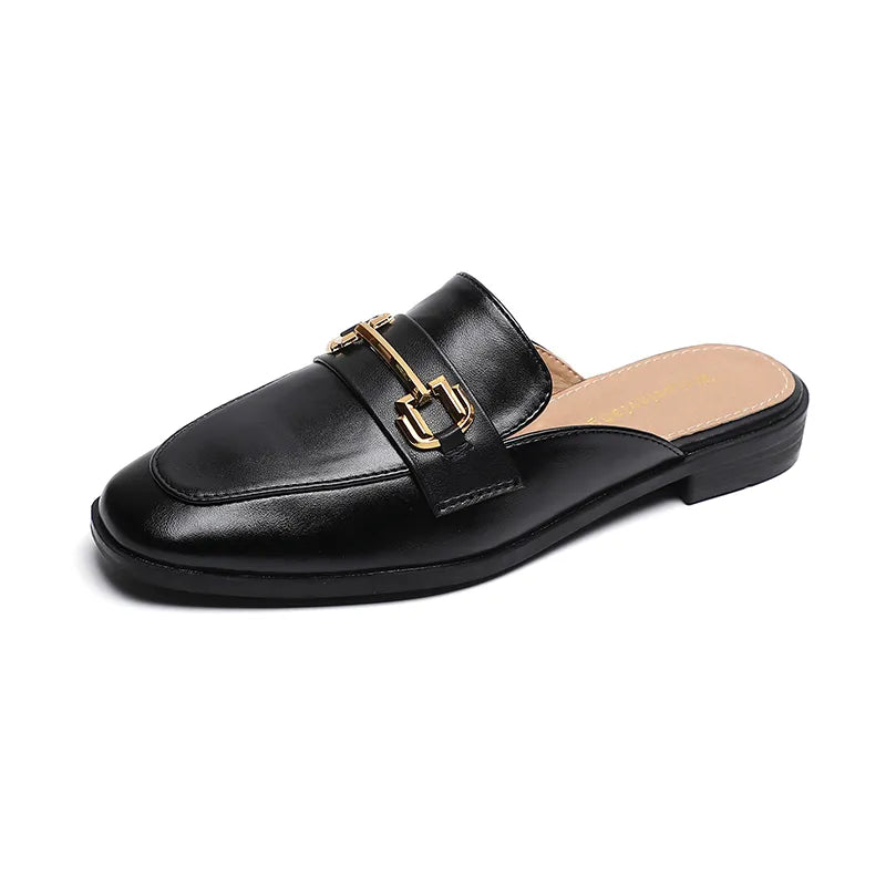 sapato feminino mule Sapato feminino fechado na frente e aberto atrás, o mule de couro com bico quadrado e acabamento ultra premium transita entre o conforto, a versatilidade e a elegância atemporal. Um clássico contemporâneo, que se adapta a todos os momentos e ocasiões da sua vida. 